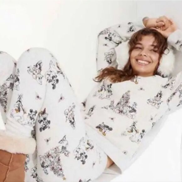 American Eagle Disney Christmas sweatshirt EUC size XS - Picture 6 of 6